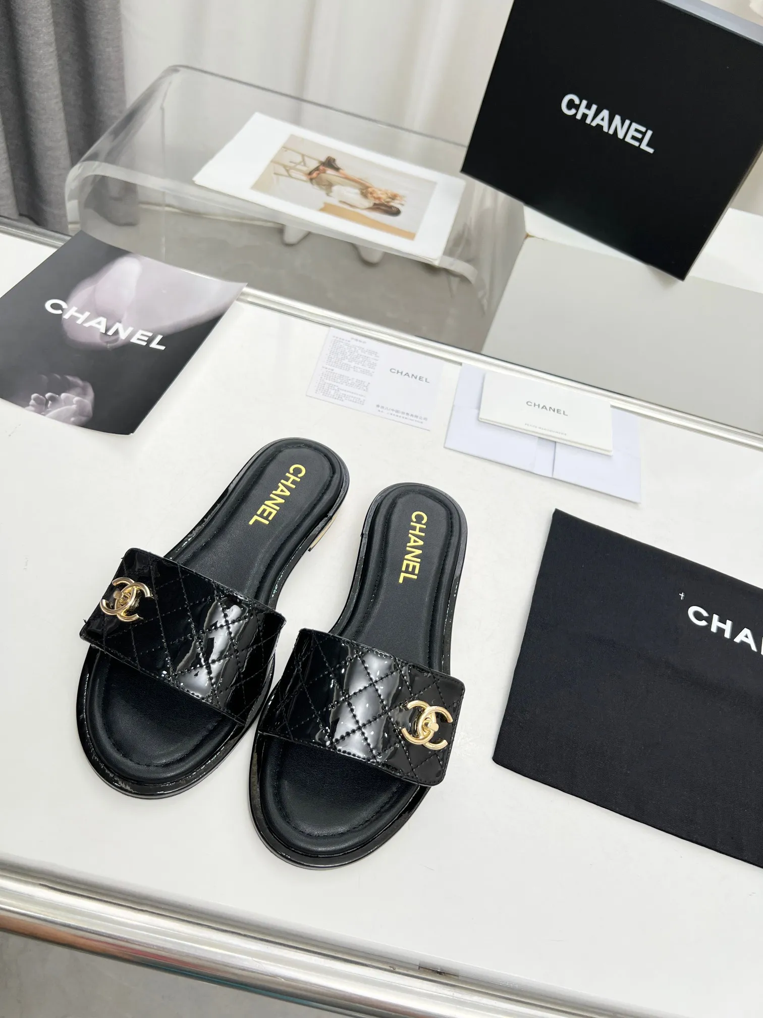 👟👟Ex-factory price 400👟👟 Genuine leather outsole Chanel24👟👟Ex-factory price Chanel 2024 spring and summer new Mier slippers, a summer must-have, goddess series, with the elegant and ladylike temperament of the Chan family, super durable and irresistible. The upper is made of original molded hardware buckles and electric embroidery, and the sheepskin lining is soft and comfortable. 🇮🇹 ▪️Size: 35-41